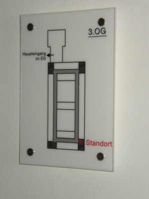 Plexiglas- und Edelstahlschild